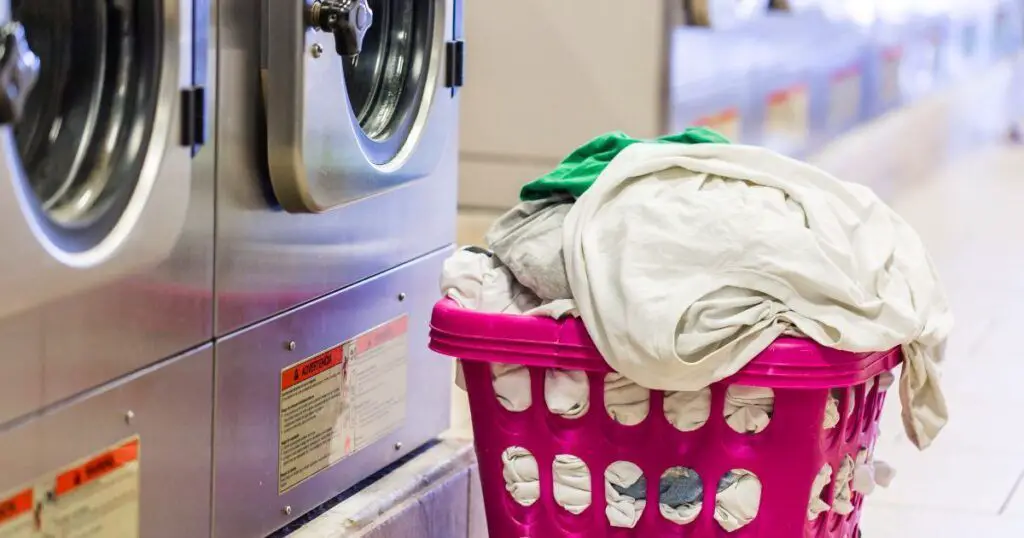 To start a laundromat business with no money, it's important to start small and secure reasonable loans from banks or other partners.