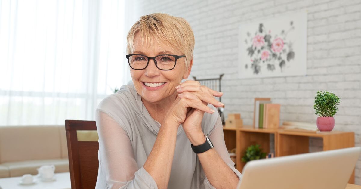 a woman smiling at the camera because she knows she doesn't have to do the Upwork readiness test to success in Upwork.